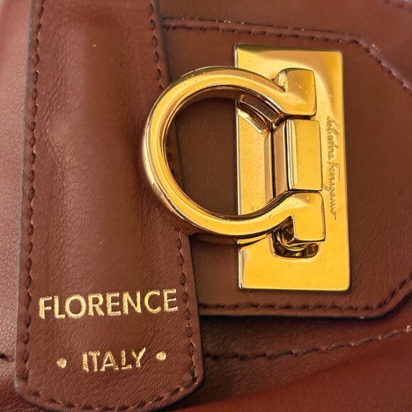 Ferragamo Gancini Brown Leather Shoulder Bag W Gold Hardwear Sz Med $3400 - Picture 13 of 16